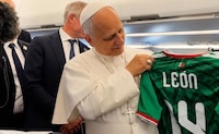 VIDEO: Papa León XIV posa con la playera de la Selección Mexicana durante su viaje a España