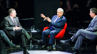López Obrador (centro) dijo que el próximo año trabajará en una campaña para rescatar a México