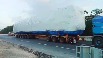 El traslado del tren y los cuatro vagones se dieron por la autopista Mérida- Cancún