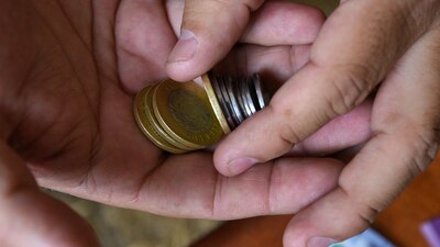 La moneda mexicana está en el grupo de divisas que más pierde frente al dólar