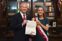 Sheinbaum recibe la carta credencial del nuevo embajador de EU, Ronald Johnson