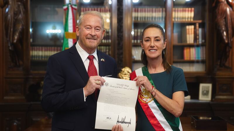 Sheinbaum recibe la carta credencial del nuevo embajador de EU, Ronald Johnson
