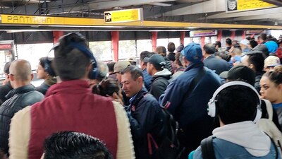 Usuarios reportan aglomeraciones esta mañana en la L5