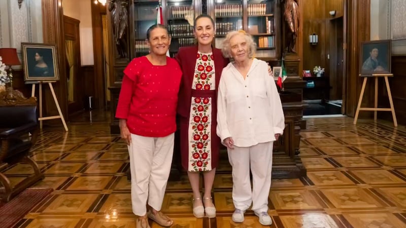 “Es mi escritora favorita”: Sheinbaum recibe a Elena Poniatowska en Palacio Nacional