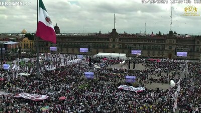 A unos minutos de que la Presidenta salga de Palacio, el Zócalo luce prácticamente lleno