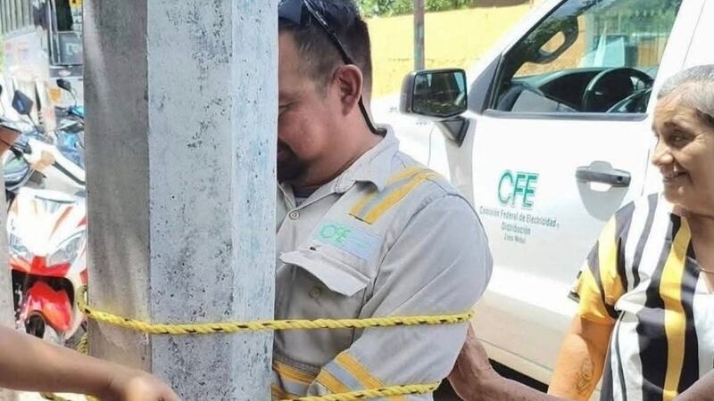 Vecinos de Yucatán amarran a trabajador de CFE, tras apagón de más de 12 horas