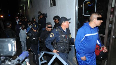 Policías capitalinos trasladan a un grupo de personas a un ministerio público de la CDMX