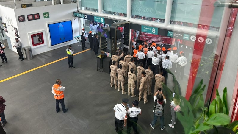 AICM activa protocolo de seguridad con agentes de la Marina por protestas de la CNTE