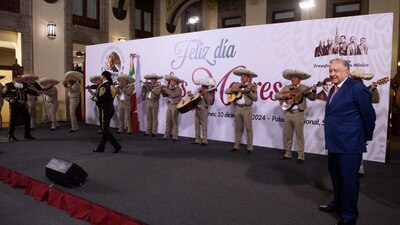 AMLO les llevó serenata a las madres desde Palacio Nacional
