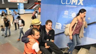 Personas de la tercera edad y con discapacidad son auxiliadas por trabajadores del gobierno