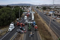 Agricultores bloquean accesos Zacatecas y provocan caos vial