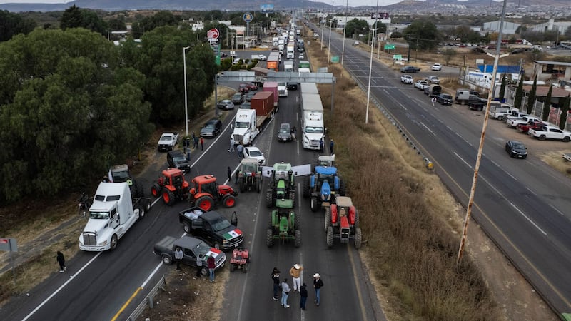 Agricultores bloquean accesos Zacatecas y provocan caos vial