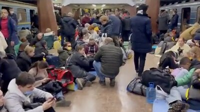 Decenas de personas se han refugiado en el metro de Kiev