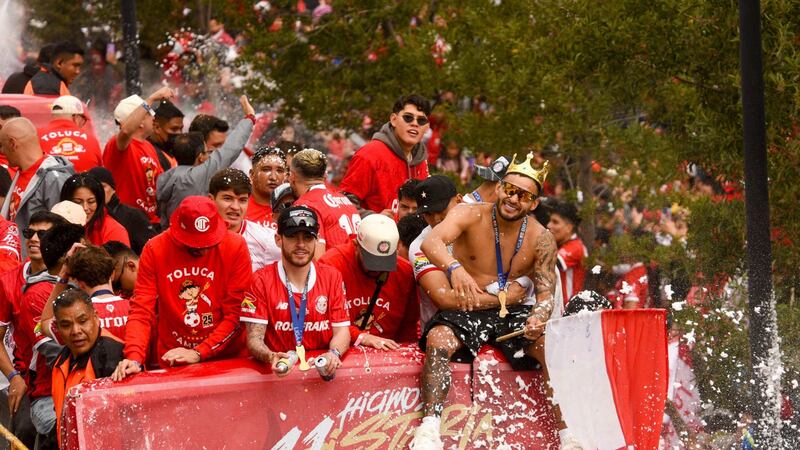 Toluca se ‘pinta’ de escarlata para festejar el campeonato de sus Diablos Rojos