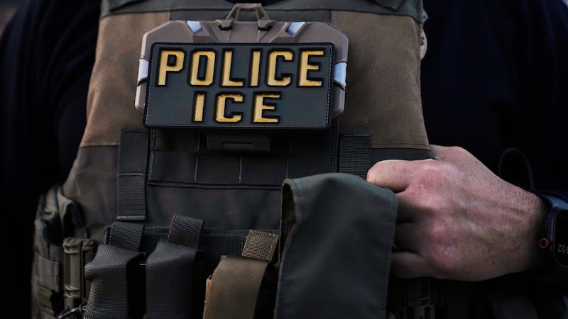 Migrante atropella a 2 agentes de ICE y muerde a 1 para escapar, pero lo atrapan