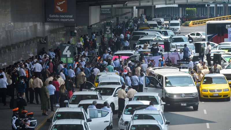 Taxistas anuncian bloqueos en el AICM este miércoles 11 de marzo