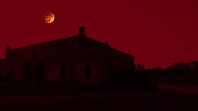 Un eclipse lunar parcial ocurre cuando la Tierra pasa entre el Sol y la Luna y ocurrirá hoy