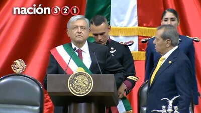 Andrés Manuel López Obrador con la banda presidencial