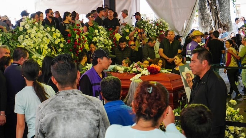 Con funeral público, dan último adiós a Carlos Manzo, alcalde asesinado de Uruapan