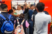 Brugada propone hasta 5 años de prisión a quien pinche a personas en el transporte público