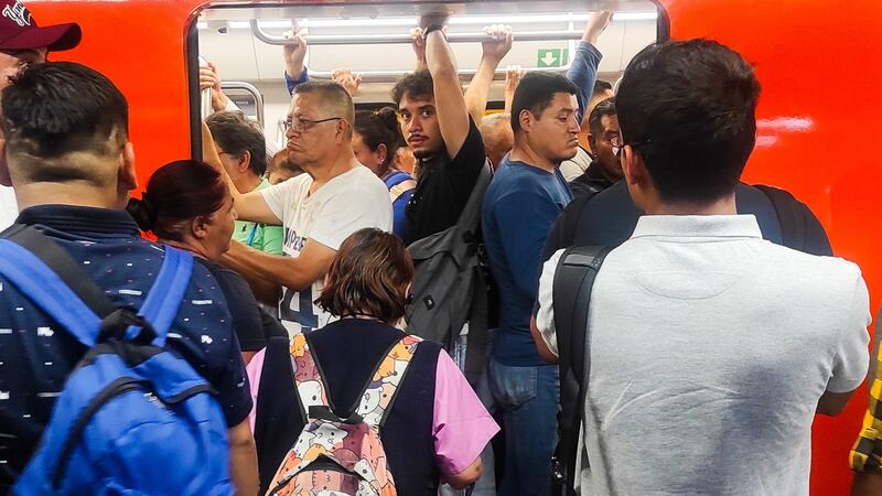Brugada propone hasta 5 años de prisión a quien pinche a personas en el transporte público