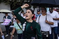 Acuden trabajadores del IMSS a consulta salarial; piden transparencia en conteo de votos
