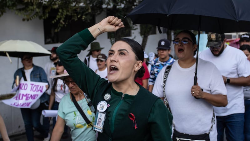 Acuden trabajadores del IMSS a consulta salarial; piden transparencia en conteo de votos