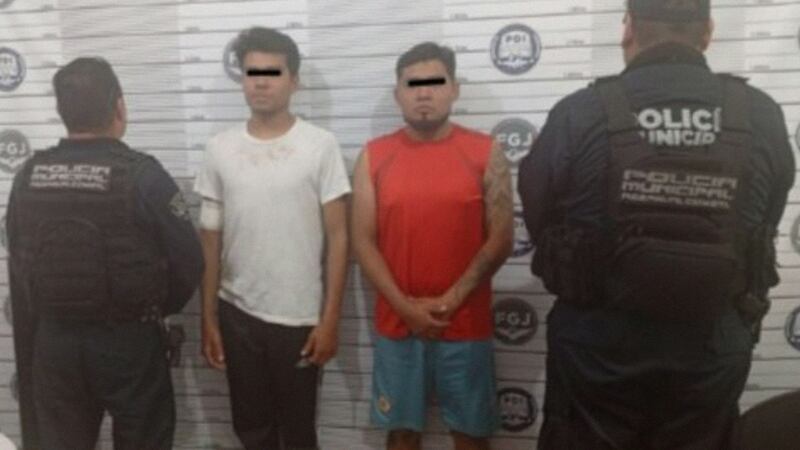 Detienen en Neza a 2 hombres que golpearon a perrito con trozo de madera hasta dejarlo inconsciente