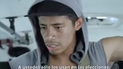 En el video se muestra a un asaltante hablando de partidos políticos