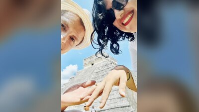 La pareja presumió el anillo