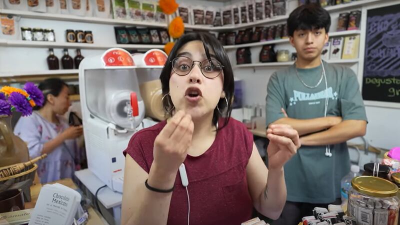 Youtuber ruso denuncia discriminación en mercado de Coyoacán