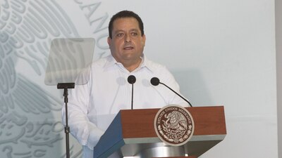 El mandatario estatal indicó que presenta síntomas leves de la enfermedad