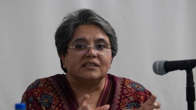 Es licenciada en Matemáticas por la UNAM y cuenta con maestría en Economía por El Colegio de México