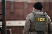 ICE niega uso de fuerza excesiva, mientras amplía arrestos migratorios en Chicago