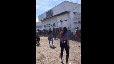 La trifulca inició cuando un automóvil de la dependencia estuvo relacionado con un hecho vial