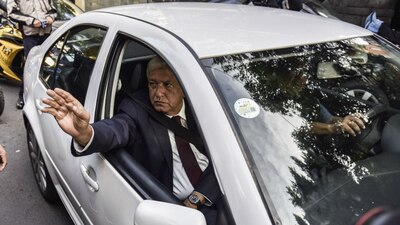 AMLO se mueve en un Jetta blanco que en unos días se ha vuelto el vehículo más fotografiado de México