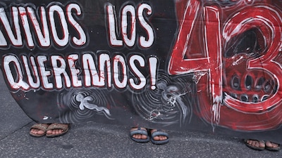 CIUDAD DE MÉXICO, 26AGOSTO2026.- Padres y madres de los 43 normalistas de la Escuela Normal Rural "Raúl Isidro Burgos" de Ayotzinapa, acompañados de estudiantes normalistas marcharon para exigir justicia a 1 mes de que se cumplan 12 años de la desaparición forzada de sus hijos en Iguala, Guerrero. La manifestación se realizó sobre Avenida Paseo de la Reforma y termino en el Hemiciclo a Juárez.
FOTO: GRACIELA LÓPEZ/CUARTOSCURO.COM