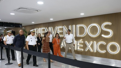 CIUDAD DE MÉXICO, 30MAYO2026.- Claudia Sheinbaum Pardo, presidenta de México, y Clara Brugada, jefa de gobierno de la Ciudad de México, durante el recorrido por las obras del Aeropuerto Internacional de la Ciudad de México de cara al inicio de la Copa Mundial 2026.