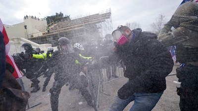 El alcalde de la capital estadounidense ordenó un toque de queda nocturno por los acontecimientos en el Capitolio