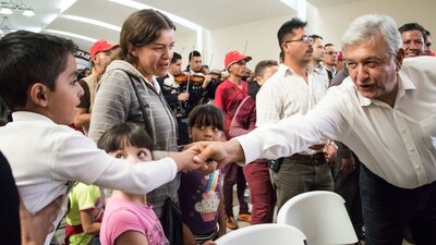 Andrés Manuel López Obrador junto a simpatizantes de Nochixtlán, Zacatecas