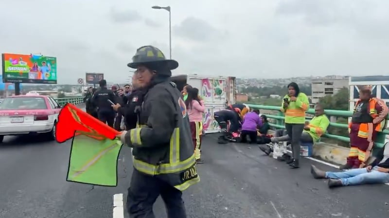 Vuelca camión con 19 trabajadores de limpieza a bordo, en Periférico Sur