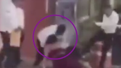 Junto al hombre atacado, se mantuvo su acompañante, una mujer que, entre gritos, intentó fallidamente ayudarlo