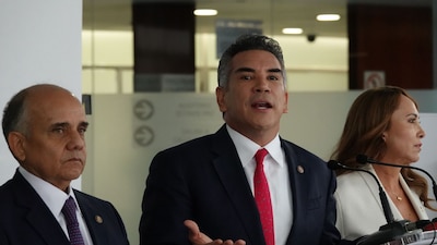 CIUDAD DE MÉXICO, 07OCTUBRE2025.- Alejandro Moreno Cárdenas, coordinador del PRI en el Senado y dirigente nacional, ofreció conferencia de prensa en la sede del Senado para expresarse en contra de la ley de amparo.
FOTO: GALO CAÑAS/CUARTOSCURO.COM