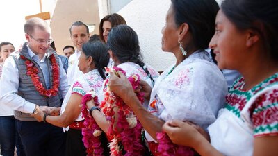 El panista prometió que a trabajo igual, las mujeres tendrán salario igual