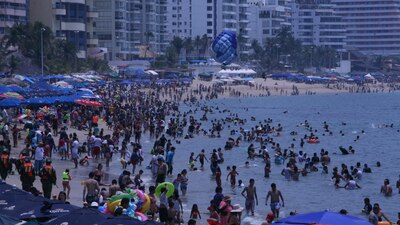 Cientos de familias disfrutan de la playa de Acapulco en Semana Santa