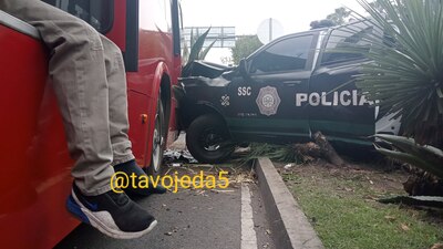 En el lugar se reportaron tres personas lesionadas, entre ellos dos uniformados