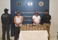 Detienen a 2 hombres que transportaban 50 paquetes de heroína y fentanilo en autobús de pasajeros