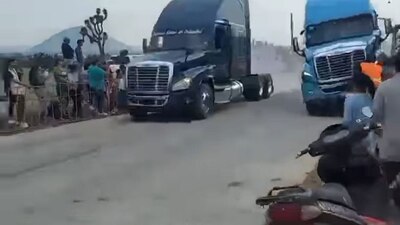 El tráiler Freightliner, color azul, con matrícula del servicio público federal fue hallado abandonado