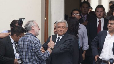 El poeta reconoció que de los presidenciables el tabasqueño es el que más le simpatiza