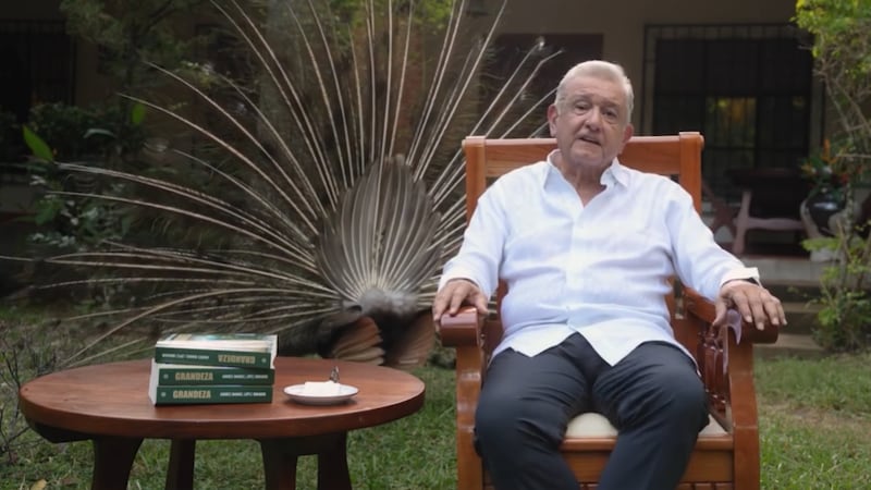 Reaparece AMLO en video para promocionar su nuevo libro y recordar su gestión presidencial